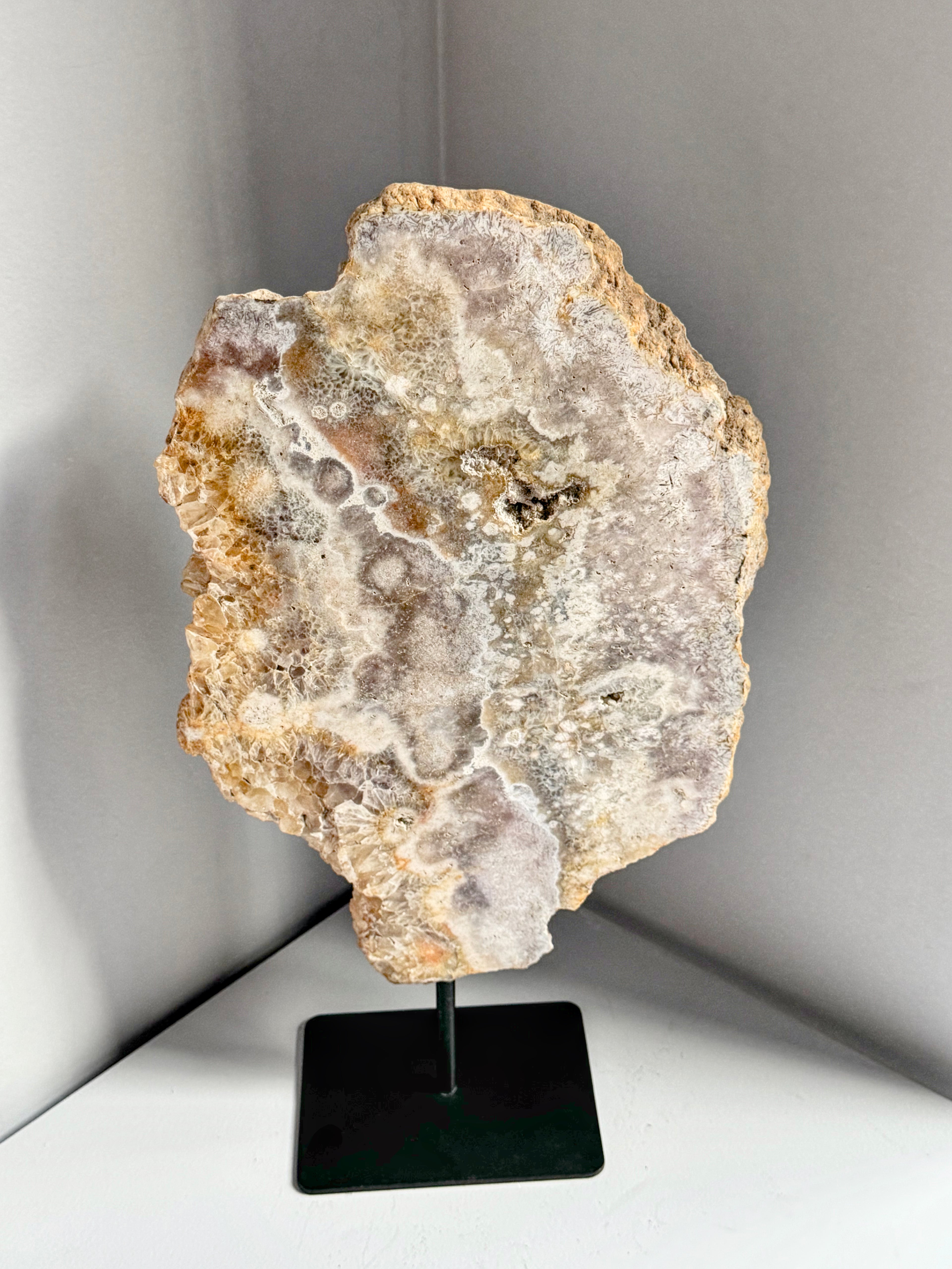 Ametista Rosa su Base in Metallo Nero